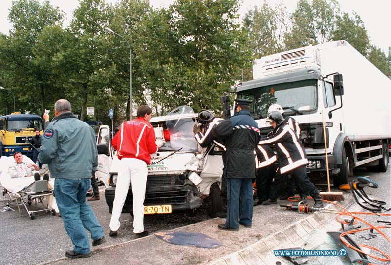 98100510.jpg - HET ROTTERDAMS DAGBLAD :ONGEVAL:05-10-1998:EEN AANRIJDING TUSSEN EN VRACHTAUTO EN EEN BUSJE LEVERDE 3 GEWONDEN EN HOOP SCHADE OP HET ONGEVAL GEBEURDE OP DE KAMELING ONNERSWEG/ RIJKSTRAAT WEG.Deze digitale foto blijft eigendom van FOTOPERSBURO BUSINK. Wij hanteren de voorwaarden van het N.V.F. en N.V.J. Gebruik van deze foto impliceert dat u bekend bent  en akkoord gaat met deze voorwaarden bij publicatie.EB/ETIENNE BUSINK