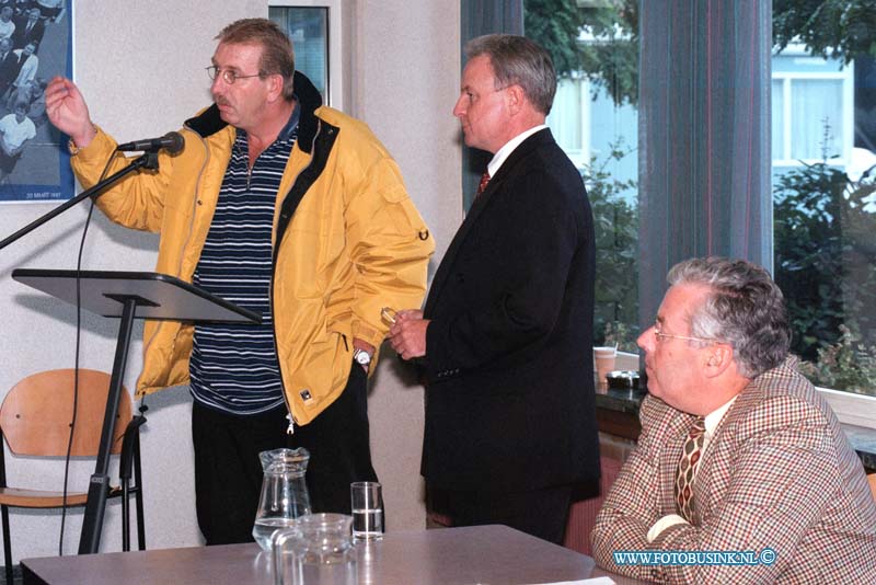 98100513.jpg - NETWERK/STADSVERVOER :DORDRECHT:05-10-1998:WERK ONDERBREKING IVM REORGANISATIE BIJ STADSVERVOER.Deze digitale foto blijft eigendom van FOTOPERSBURO BUSINK. Wij hanteren de voorwaarden van het N.V.F. en N.V.J. Gebruik van deze foto impliceert dat u bekend bent  en akkoord gaat met deze voorwaarden bij publicatie.EB/ETIENNE BUSINK