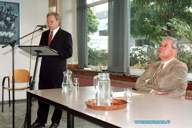 98100514.jpg - NETWERK/STADSVERVOER :DORDRECHT:05-10-1998:WERK ONDERBREKING IVM REORGANISATIE BIJ STADSVERVOER.Deze digitale foto blijft eigendom van FOTOPERSBURO BUSINK. Wij hanteren de voorwaarden van het N.V.F. en N.V.J. Gebruik van deze foto impliceert dat u bekend bent  en akkoord gaat met deze voorwaarden bij publicatie.EB/ETIENNE BUSINK