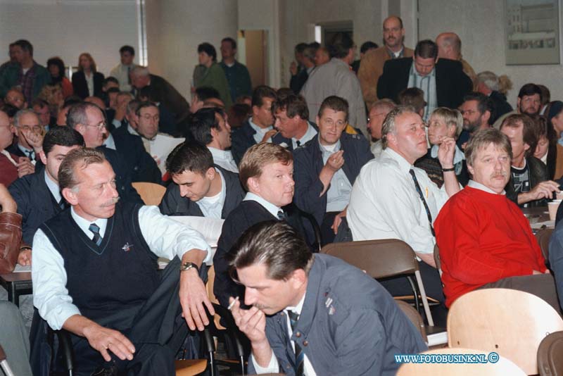 98100516.jpg - NETWERK/STADSVERVOER :DORDRECHT:05-10-1998:WERK ONDERBREKING IVM REORGANISATIE BIJ STADSVERVOER.Deze digitale foto blijft eigendom van FOTOPERSBURO BUSINK. Wij hanteren de voorwaarden van het N.V.F. en N.V.J. Gebruik van deze foto impliceert dat u bekend bent  en akkoord gaat met deze voorwaarden bij publicatie.EB/ETIENNE BUSINK