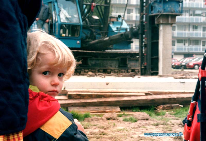 98100901.jpg - DE DORDTENAAR:H.I.AMABACHT:09-10-1998:EERSTEPAAL GESLAGEN BANKERTPLEIN H.I.AMBACHT VOOR APPARTEMENTEN COMPLEX DOOR DE DHR VAN HELDEN.Deze digitale foto blijft eigendom van FOTOPERSBURO BUSINK. Wij hanteren de voorwaarden van het N.V.F. en N.V.J. Gebruik van deze foto impliceert dat u bekend bent  en akkoord gaat met deze voorwaarden bij publicatie.EB/ETIENNE BUSINK