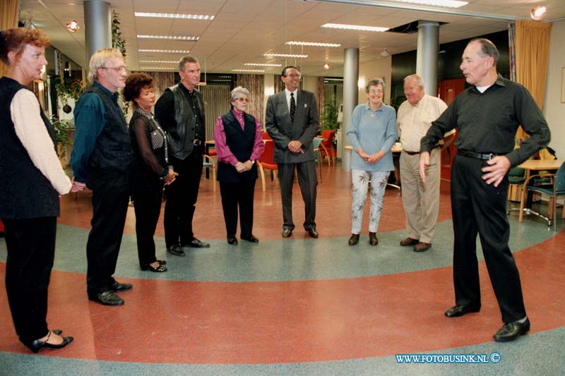 98100903.jpg - DE DORDTENAAR :dordrecht:09-10-1998: DSTERRENLANDEN DALMEYERPLEIN 80 SENIOREN CLUB TANGO DANSEN  IN STERRENBURG.Deze digitale foto blijft eigendom van FOTOPERSBURO BUSINK. Wij hanteren de voorwaarden van het N.V.F. en N.V.J. Gebruik van deze foto impliceert dat u bekend bent  en akkoord gaat met deze voorwaarden bij publicatie.EB/ETIENNE BUSINK