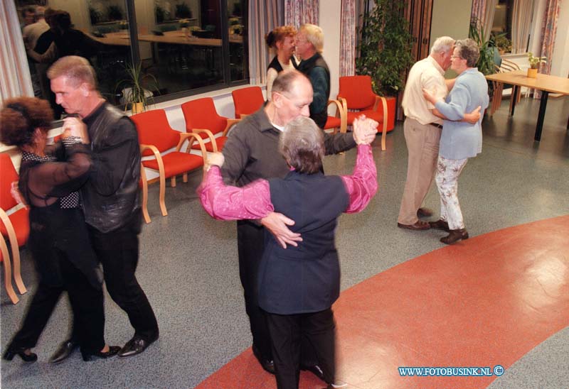 98100905.jpg - DE DORDTENAAR :dordrecht:09-10-1998: DSTERRENLANDEN DALMEYERPLEIN 80 SENIOREN CLUB TANGO DANSEN  IN STERRENBURG.Deze digitale foto blijft eigendom van FOTOPERSBURO BUSINK. Wij hanteren de voorwaarden van het N.V.F. en N.V.J. Gebruik van deze foto impliceert dat u bekend bent  en akkoord gaat met deze voorwaarden bij publicatie.EB/ETIENNE BUSINK