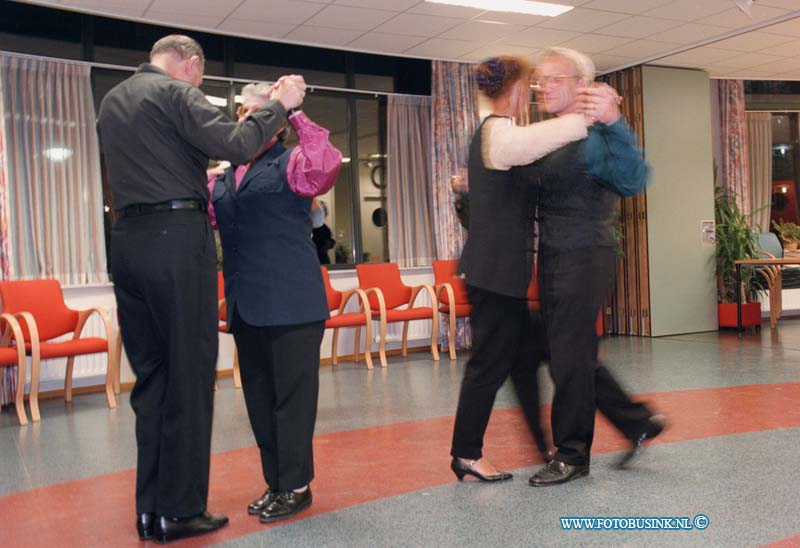 98100906.jpg - DE DORDTENAAR :dordrecht:09-10-1998: DSTERRENLANDEN DALMEYERPLEIN 80 SENIOREN CLUB TANGO DANSEN  IN STERRENBURG.Deze digitale foto blijft eigendom van FOTOPERSBURO BUSINK. Wij hanteren de voorwaarden van het N.V.F. en N.V.J. Gebruik van deze foto impliceert dat u bekend bent  en akkoord gaat met deze voorwaarden bij publicatie.EB/ETIENNE BUSINK