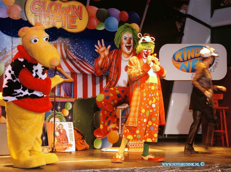 98101001.jpg - DE DORDTENAAR :PUTTERHOEKS:10-10-1998:SCHOW EN FAN CLUB DAG VAN CLOWN JOPIE IN ALCARZAR PUTTERSHOEKDeze digitale foto blijft eigendom van FOTOPERSBURO BUSINK. Wij hanteren de voorwaarden van het N.V.F. en N.V.J. Gebruik van deze foto impliceert dat u bekend bent  en akkoord gaat met deze voorwaarden bij publicatie.EB/ETIENNE BUSINK