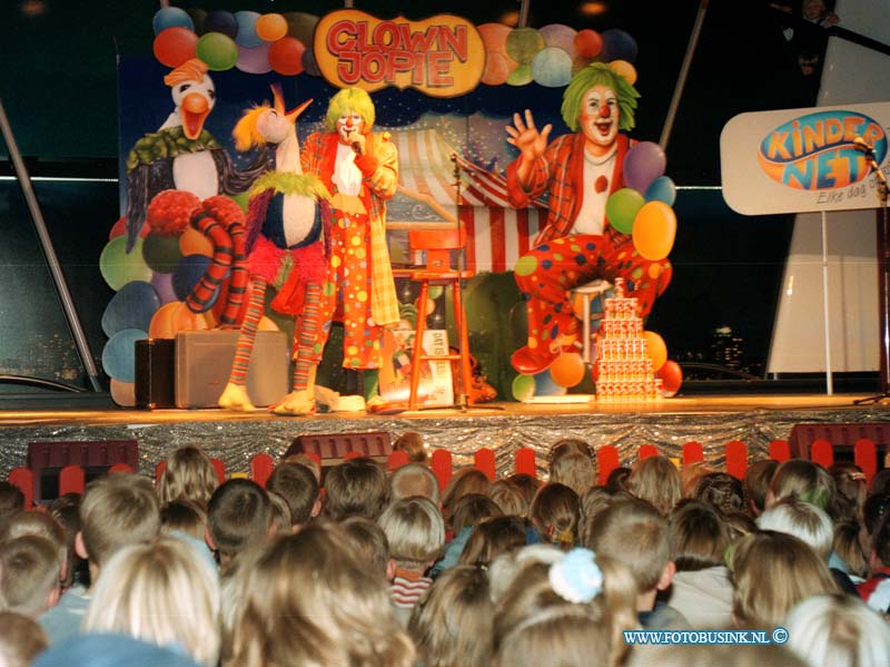 98101002.jpg - DE DORDTENAAR :PUTTERHOEKS:10-10-1998:SCHOW EN FAN CLUB DAG VAN CLOWN JOPIE IN ALCARZAR PUTTERSHOEKDeze digitale foto blijft eigendom van FOTOPERSBURO BUSINK. Wij hanteren de voorwaarden van het N.V.F. en N.V.J. Gebruik van deze foto impliceert dat u bekend bent  en akkoord gaat met deze voorwaarden bij publicatie.EB/ETIENNE BUSINK
