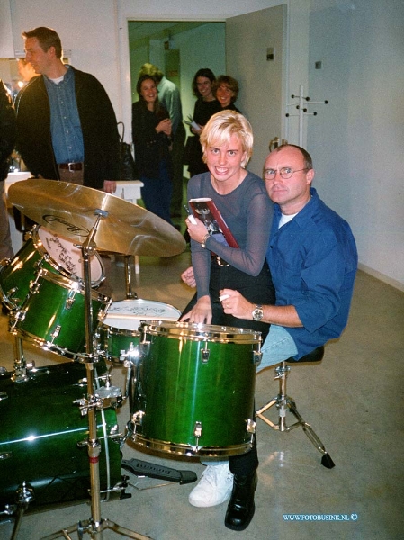 98101102.jpg - DE DORDTENAAR :HILVERSUM:11-10-1998:MARCELLA BUSINK BIJ PHIL COLLENS OP DRUM LES IN HILVERSUM.Deze digitale foto blijft eigendom van FOTOPERSBURO BUSINK. Wij hanteren de voorwaarden van het N.V.F. en N.V.J. Gebruik van deze foto impliceert dat u bekend bent  en akkoord gaat met deze voorwaarden bij publicatie.EB/ETIENNE BUSINK