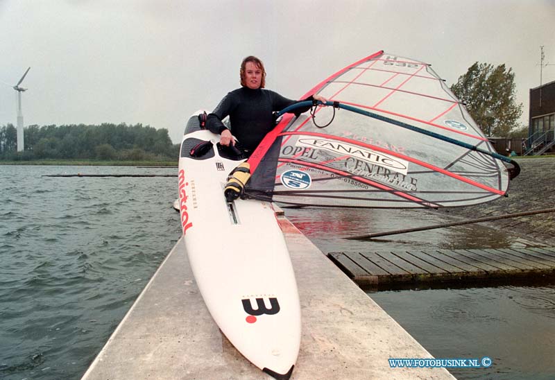 98101103.jpg - DE DORDTENAAR :DORDRECHT:11-10-1998:SURFSTER YVONNE VAN DIJK OP HET SPAARBEKKEN VAN DORDRECHT BAANHOEKWEG DOOR EEN MANKEMENT VAN HAAR PLANK /MAST KON ZE NIET GAAN SURFEN VOOR DE FOTO.Deze digitale foto blijft eigendom van FOTOPERSBURO BUSINK. Wij hanteren de voorwaarden van het N.V.F. en N.V.J. Gebruik van deze foto impliceert dat u bekend bent  en akkoord gaat met deze voorwaarden bij publicatie.EB/ETIENNE BUSINK