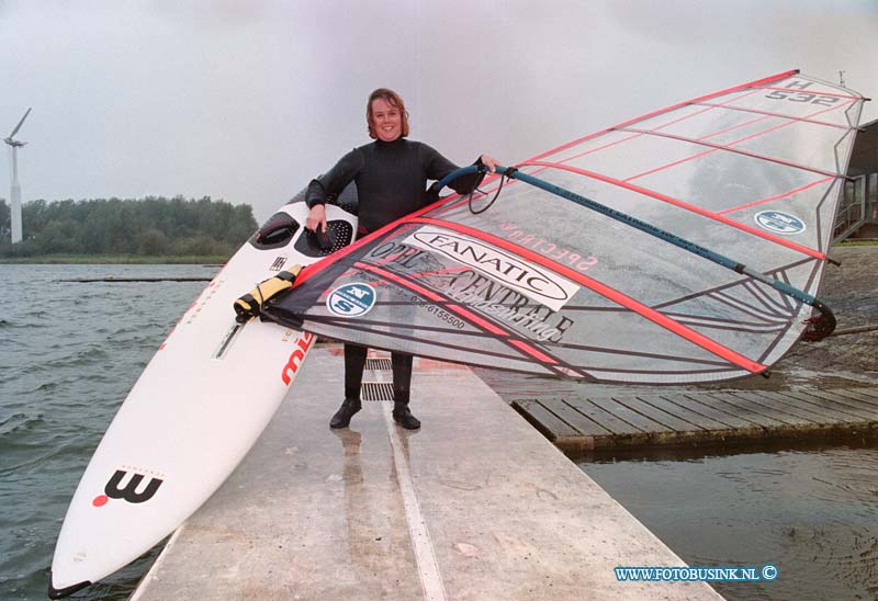 98101104.jpg - DE DORDTENAAR :DORDRECHT:11-10-1998:SURFSTER YVONNE VAN DIJK OP HET SPAARBEKKEN VAN DORDRECHT BAANHOEKWEG DOOR EEN MANKEMENT VAN HAAR PLANK /MAST KON ZE NIET GAAN SURFEN VOOR DE FOTO.Deze digitale foto blijft eigendom van FOTOPERSBURO BUSINK. Wij hanteren de voorwaarden van het N.V.F. en N.V.J. Gebruik van deze foto impliceert dat u bekend bent  en akkoord gaat met deze voorwaarden bij publicatie.EB/ETIENNE BUSINK