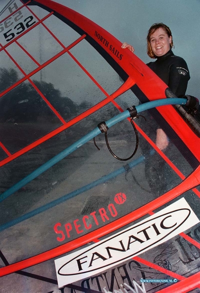 98101105.jpg - DE DORDTENAAR :DORDRECHT:11-10-1998:SURFSTER YVONNE VAN DIJK OP HET SPAARBEKKEN VAN DORDRECHT BAANHOEKWEG DOOR EEN MANKEMENT VAN HAAR PLANK /MAST KON ZE NIET GAAN SURFEN VOOR DE FOTO.Deze digitale foto blijft eigendom van FOTOPERSBURO BUSINK. Wij hanteren de voorwaarden van het N.V.F. en N.V.J. Gebruik van deze foto impliceert dat u bekend bent  en akkoord gaat met deze voorwaarden bij publicatie.EB/ETIENNE BUSINK