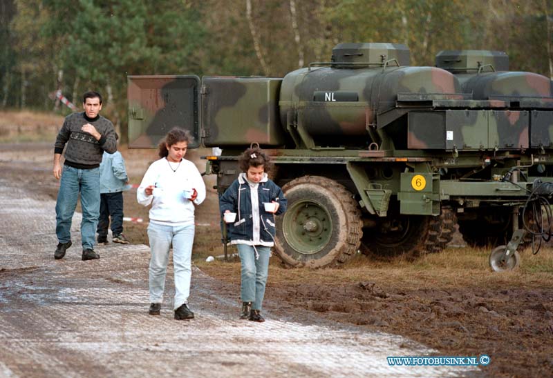 98101301.jpg - WFA :ERMELO:13-10-1998:HET TENETENOPVANG AZIELZOEKERSCENTRUM IN ERMELO WAAR DE WONNNERS IN TENTEN VERBLIJVEN EN WATER GAAN HALEN UIT LEGER WATERTANKWAGENS.Deze digitale foto blijft eigendom van FOTOPERSBURO BUSINK. Wij hanteren de voorwaarden van het N.V.F. en N.V.J. Gebruik van deze foto impliceert dat u bekend bent  en akkoord gaat met deze voorwaarden bij publicatie.EB/ETIENNE BUSINK