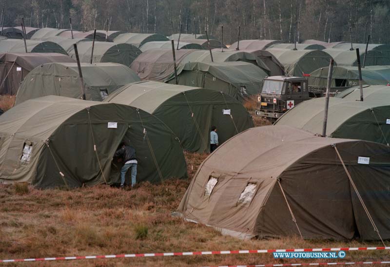 98101302.jpg - WFA :ERMELO:13-10-1998:HET TENTENOPVANG AZIELZOEKERSCENTRUM IN ERMELO WAAR DE BEWONNERS IN TENTEN VERBLIJVEN .Deze digitale foto blijft eigendom van FOTOPERSBURO BUSINK. Wij hanteren de voorwaarden van het N.V.F. en N.V.J. Gebruik van deze foto impliceert dat u bekend bent  en akkoord gaat met deze voorwaarden bij publicatie.EB/ETIENNE BUSINK