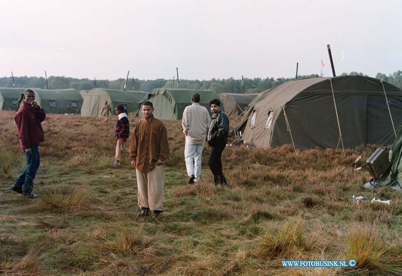 98101303.jpg - WFA :ERMELO:13-10-1998:HET TENTENOPVANG AZIELZOEKERSCENTRUM IN ERMELO WAAR DE BEWONNERS IN TENTEN VERBLIJVEN .Deze digitale foto blijft eigendom van FOTOPERSBURO BUSINK. Wij hanteren de voorwaarden van het N.V.F. en N.V.J. Gebruik van deze foto impliceert dat u bekend bent  en akkoord gaat met deze voorwaarden bij publicatie.EB/ETIENNE BUSINK