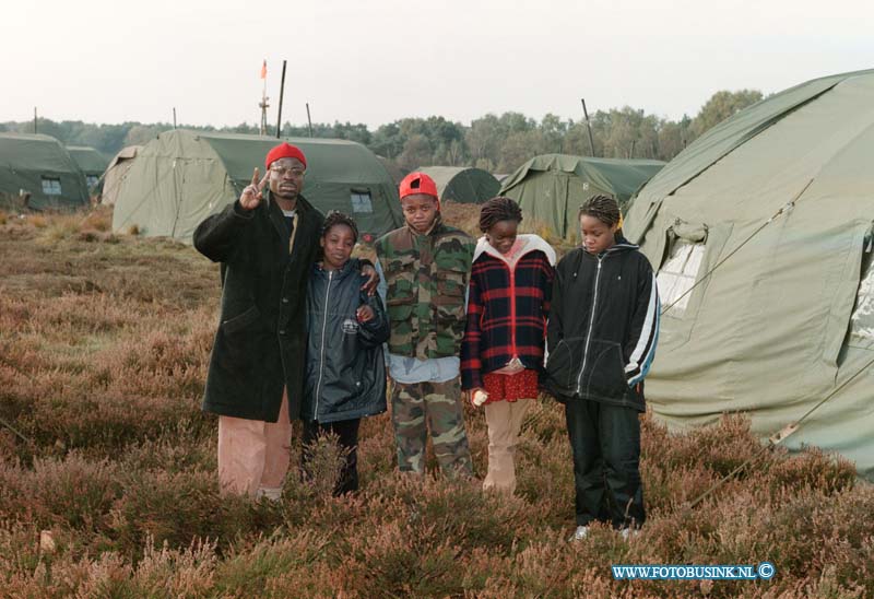 98101304.jpg - WFA :ERMELO:13-10-1998:HET TENTENOPVANG AZIELZOEKERSCENTRUM IN ERMELO WAAR DE BEWONNERS IN TENTEN VERBLIJVEN .DE FAMILIE PINTO DACOSTA UIT ANGOLA (HEBBEN AL 9 JAAR IN DUISTELAND GEWOOND)Deze digitale foto blijft eigendom van FOTOPERSBURO BUSINK. Wij hanteren de voorwaarden van het N.V.F. en N.V.J. Gebruik van deze foto impliceert dat u bekend bent  en akkoord gaat met deze voorwaarden bij publicatie.EB/ETIENNE BUSINK