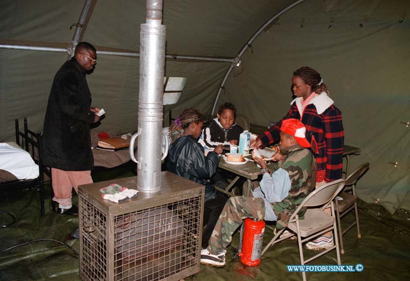 98101305.jpg - WFA :ERMELO:13-10-1998:HET TENTENOPVANG AZIELZOEKERSCENTRUM IN ERMELO WAAR DE BEWONNERS IN TENTEN VERBLIJVEN .DE FAMILIE PINTO DACOSTA UIT ANGOLA (HEBBEN AL 9 JAAR IN DUISTELAND GEWOOND)Deze digitale foto blijft eigendom van FOTOPERSBURO BUSINK. Wij hanteren de voorwaarden van het N.V.F. en N.V.J. Gebruik van deze foto impliceert dat u bekend bent  en akkoord gaat met deze voorwaarden bij publicatie.EB/ETIENNE BUSINK