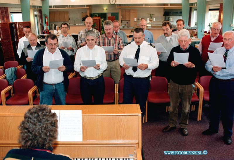 98101312.jpg - DE DORDTENAAR :DORDRECHT:13-10-1998:OPRICHTING VAN HET POLITIE MANNENKOOR DORDRECHT IN DE ZAAL VAN HET BEJAARDE CENTRUM TUREBORG.MAURITSWEGDeze digitale foto blijft eigendom van FOTOPERSBURO BUSINK. Wij hanteren de voorwaarden van het N.V.F. en N.V.J. Gebruik van deze foto impliceert dat u bekend bent  en akkoord gaat met deze voorwaarden bij publicatie.EB/ETIENNE BUSINK