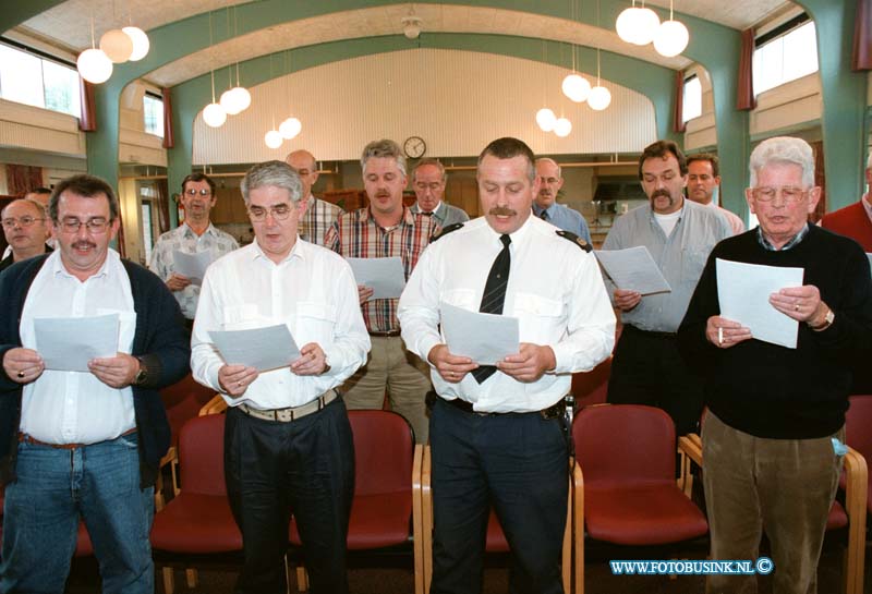 98101313.jpg - DE DORDTENAAR :DORDRECHT:13-10-1998:OPRICHTING VAN HET POLITIE MANNENKOOR DORDRECHT IN DE ZAAL VAN HET BEJAARDE CENTRUM TUREBORG.MAURITSWEGDeze digitale foto blijft eigendom van FOTOPERSBURO BUSINK. Wij hanteren de voorwaarden van het N.V.F. en N.V.J. Gebruik van deze foto impliceert dat u bekend bent  en akkoord gaat met deze voorwaarden bij publicatie.EB/ETIENNE BUSINK