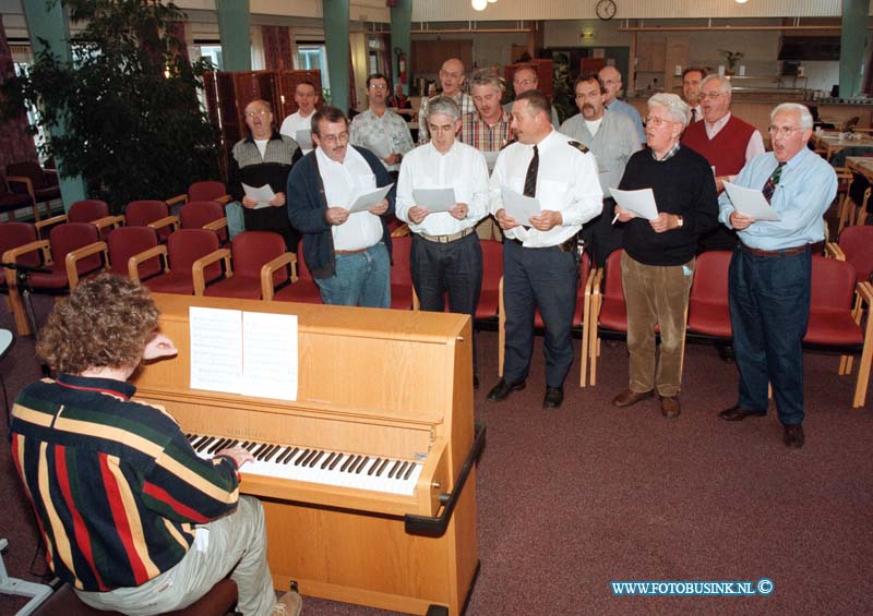 98101314.jpg - DE DORDTENAAR :DORDRECHT:13-10-1998:OPRICHTING VAN HET POLITIE MANNENKOOR DORDRECHT IN DE ZAAL VAN HET BEJAARDE CENTRUM TUREBORG.MAURITSWEGDeze digitale foto blijft eigendom van FOTOPERSBURO BUSINK. Wij hanteren de voorwaarden van het N.V.F. en N.V.J. Gebruik van deze foto impliceert dat u bekend bent  en akkoord gaat met deze voorwaarden bij publicatie.EB/ETIENNE BUSINK