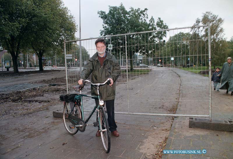 98101401.jpg - DE DORDTENAAR :ZWIJNDRECHT:14-10-1998: DHR C VISSER BIJ HET HEK DAT S'MORGENS VROEG OP HET FIESTPAD ONVERLICHT STOND WAAR DOOR ER EEN AANRIJDING TUSSEN DHR VISSEN MET DE FIETS EN HEK ONSTOND.Deze digitale foto blijft eigendom van FOTOPERSBURO BUSINK. Wij hanteren de voorwaarden van het N.V.F. en N.V.J. Gebruik van deze foto impliceert dat u bekend bent  en akkoord gaat met deze voorwaarden bij publicatie.EB/ETIENNE BUSINK