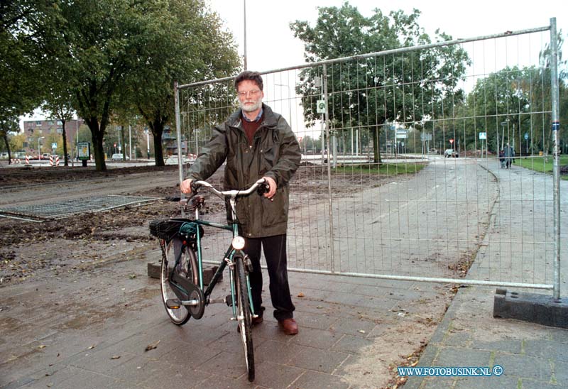 98101402.jpg - DE DORDTENAAR :ZWIJNDRECHT:14-10-1998: DHR C VISSER BIJ HET HEK DAT S'MORGENS VROEG OP HET FIESTPAD ONVERLICHT STOND WAAR DOOR ER EEN AANRIJDING TUSSEN DHR VISSEN MET DE FIETS EN HEK ONSTOND.Deze digitale foto blijft eigendom van FOTOPERSBURO BUSINK. Wij hanteren de voorwaarden van het N.V.F. en N.V.J. Gebruik van deze foto impliceert dat u bekend bent  en akkoord gaat met deze voorwaarden bij publicatie.EB/ETIENNE BUSINK