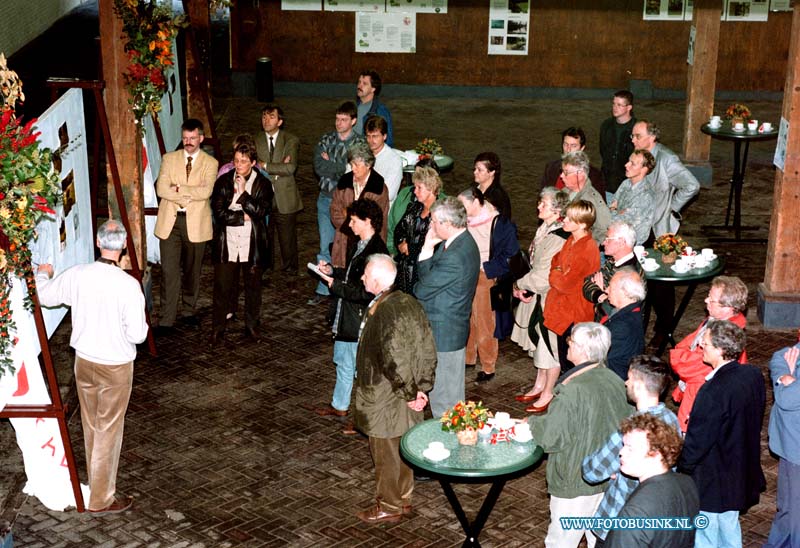 98101404.jpg - DE DORDTENAAR :DORDRECHT:14-10-1998:BOEDERIJ DE RUSTENBURG SMITSWEG UITLEG OVER WANDELROUTE.Deze digitale foto blijft eigendom van FOTOPERSBURO BUSINK. Wij hanteren de voorwaarden van het N.V.F. en N.V.J. Gebruik van deze foto impliceert dat u bekend bent  en akkoord gaat met deze voorwaarden bij publicatie.EB/ETIENNE BUSINK