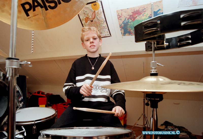 98101405.jpg - DE DORDTENAAR:ZWIJNDRECHT:14-10-1998:ZWIJNDRECHT SLANGEBURG 6 FABIAN GREFFELING 10 JAAAR OUD HEEFT CD GEMAAKT MET DRUMSTEL MUZIEK.Deze digitale foto blijft eigendom van FOTOPERSBURO BUSINK. Wij hanteren de voorwaarden van het N.V.F. en N.V.J. Gebruik van deze foto impliceert dat u bekend bent  en akkoord gaat met deze voorwaarden bij publicatie.EB/ETIENNE BUSINK