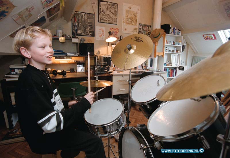 98101406.jpg - DE DORDTENAAR:ZWIJNDRECHT:14-10-1998:ZWIJNDRECHT SLANGEBURG 6 FABIAN GREFFELING 10 JAAAR OUD HEEFT CD GEMAAKT MET DRUMSTEL MUZIEK.Deze digitale foto blijft eigendom van FOTOPERSBURO BUSINK. Wij hanteren de voorwaarden van het N.V.F. en N.V.J. Gebruik van deze foto impliceert dat u bekend bent  en akkoord gaat met deze voorwaarden bij publicatie.EB/ETIENNE BUSINK