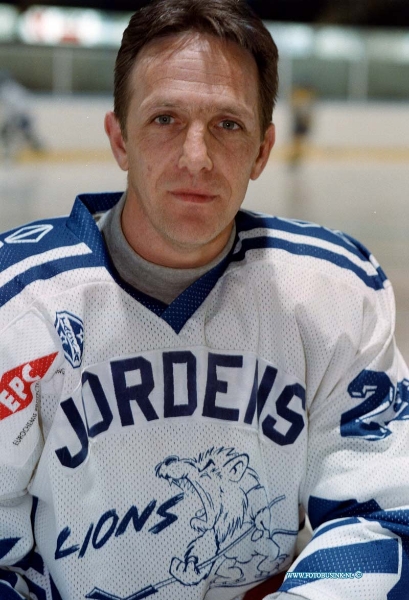 98101410.jpg - DE DORDTENAAR SPORT :DORDRECHT:14-10-1998:DRECHTSTEDENHAL KAREL LOTYWEG TRAINER VAN DE IJSHOCKEY  CLUN DE JORDAN LIONS DHR MARI SASIS.Deze digitale foto blijft eigendom van FOTOPERSBURO BUSINK. Wij hanteren de voorwaarden van het N.V.F. en N.V.J. Gebruik van deze foto impliceert dat u bekend bent  en akkoord gaat met deze voorwaarden bij publicatie.EB/ETIENNE BUSINK