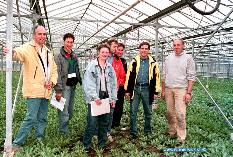 98101603.jpg - WLTO/WESTWEEK :RIDDERKERK:16-10-1998:BIJEENKOMST OP HET BERDIJF VAN DHR KOOIMNN WAALWEG 5 SLATELLERS IN OVERLEG MET ELKAAR.Deze digitale foto blijft eigendom van FOTOPERSBURO BUSINK. Wij hanteren de voorwaarden van het N.V.F. en N.V.J. Gebruik van deze foto impliceert dat u bekend bent  en akkoord gaat met deze voorwaarden bij publicatie.EB/ETIENNE BUSINK