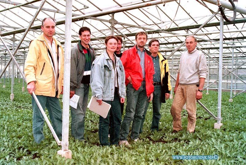 98101604.jpg - WLTO/WESTWEEK :RIDDERKERK:16-10-1998:BIJEENKOMST OP HET BERDIJF VAN DHR KOOIMNN WAALWEG 5 SLATELLERS IN OVERLEG MET ELKAAR.Deze digitale foto blijft eigendom van FOTOPERSBURO BUSINK. Wij hanteren de voorwaarden van het N.V.F. en N.V.J. Gebruik van deze foto impliceert dat u bekend bent  en akkoord gaat met deze voorwaarden bij publicatie.EB/ETIENNE BUSINK