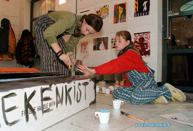 98101701.jpg - DE DORDTENAAR :GORINCHEM:17-10-1998:KINDEREN MAKEN DOODS KISTEN IN OUDE STADSHUIS VAN GORINCHEM.Deze digitale foto blijft eigendom van FOTOPERSBURO BUSINK. Wij hanteren de voorwaarden van het N.V.F. en N.V.J. Gebruik van deze foto impliceert dat u bekend bent  en akkoord gaat met deze voorwaarden bij publicatie.EB/ETIENNE BUSINK