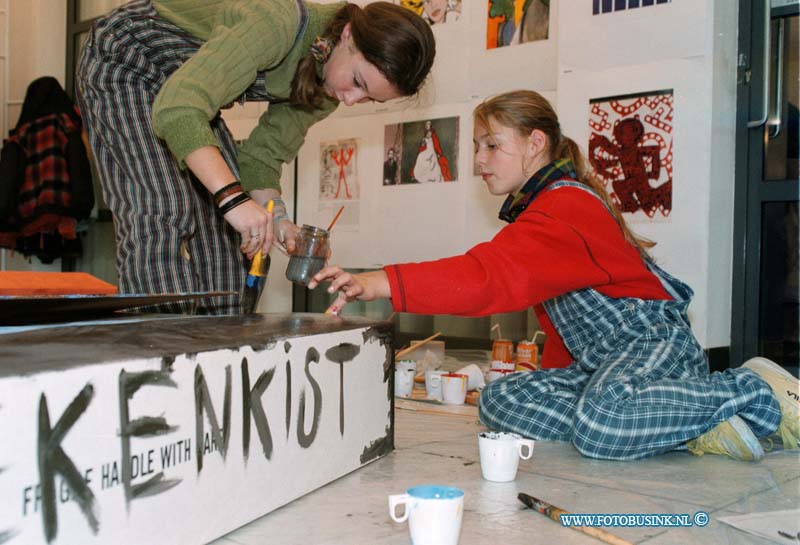 98101702.jpg - DE DORDTENAAR :GORINCHEM:17-10-1998:KINDEREN MAKEN DOODS KISTEN IN OUDE STADSHUIS VAN GORINCHEM.Deze digitale foto blijft eigendom van FOTOPERSBURO BUSINK. Wij hanteren de voorwaarden van het N.V.F. en N.V.J. Gebruik van deze foto impliceert dat u bekend bent  en akkoord gaat met deze voorwaarden bij publicatie.EB/ETIENNE BUSINK