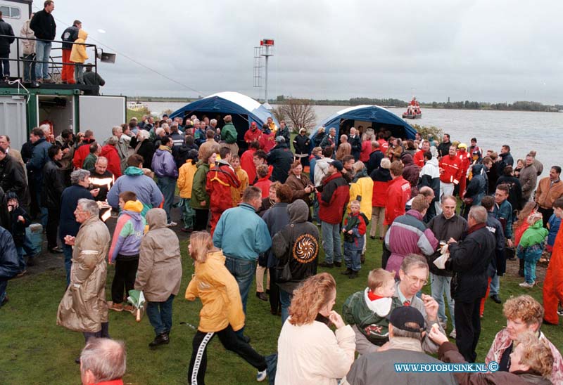 98101703.jpg - DE DORDTENAAR :DORDRECHT:17-10-1998:WILLEMSDORP TE WATERLATING NIEUWE REDDINGS BOOT VAN DE DORDTSE REDDINGS BRIGADE GEDOOPT DOOR MEVR NOORLAND.Deze digitale foto blijft eigendom van FOTOPERSBURO BUSINK. Wij hanteren de voorwaarden van het N.V.F. en N.V.J. Gebruik van deze foto impliceert dat u bekend bent  en akkoord gaat met deze voorwaarden bij publicatie.EB/ETIENNE BUSINK