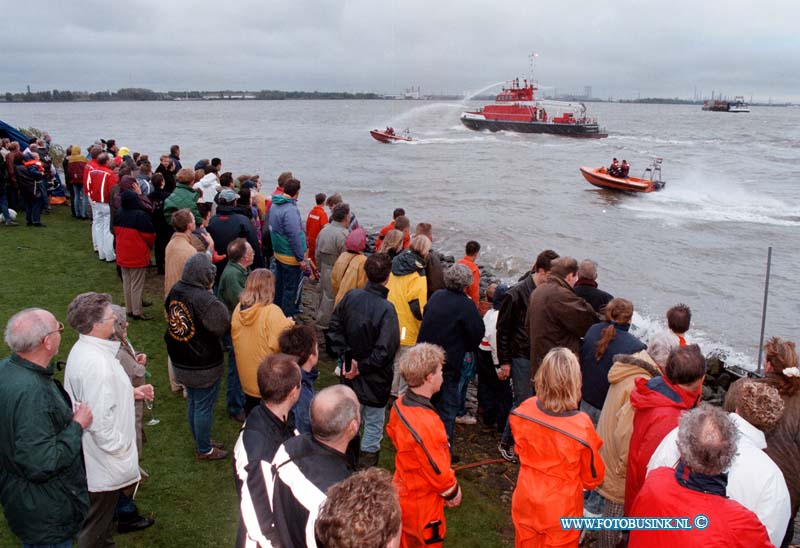 98101704.jpg - DE DORDTENAAR :DORDRECHT:17-10-1998:WILLEMSDORP TE WATERLATING NIEUWE REDDINGS BOOT VAN DE DORDTSE REDDINGS BRIGADE GEDOOPT DOOR MEVR NOORLAND.Deze digitale foto blijft eigendom van FOTOPERSBURO BUSINK. Wij hanteren de voorwaarden van het N.V.F. en N.V.J. Gebruik van deze foto impliceert dat u bekend bent  en akkoord gaat met deze voorwaarden bij publicatie.EB/ETIENNE BUSINK