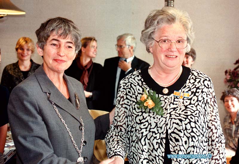 98101802.jpg - DE DORDTENAAR :STRIJEN:18-10-1998:MEVR VAN GELDER KRIJGT EREMEDAILLE IN  DE ORDE VAN ORANJE NASSAU IN HET DORPSHUIS VAN STRIJEN.Deze digitale foto blijft eigendom van FOTOPERSBURO BUSINK. Wij hanteren de voorwaarden van het N.V.F. en N.V.J. Gebruik van deze foto impliceert dat u bekend bent  en akkoord gaat met deze voorwaarden bij publicatie.EB/ETIENNE BUSINK