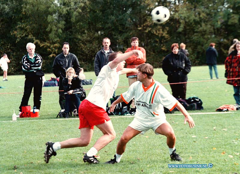 98101805.jpg - DE DORDTENAAR SPORT :DORDRECHT:KORFBAL:18-10-1998: KROFBAL WEDSTRIJDMERWICK TEGEN ZWEVERS.SPORTPARK AMSTELWIJK.Deze digitale foto blijft eigendom van FOTOPERSBURO BUSINK. Wij hanteren de voorwaarden van het N.V.F. en N.V.J. Gebruik van deze foto impliceert dat u bekend bent  en akkoord gaat met deze voorwaarden bij publicatie.EB/ETIENNE BUSINK