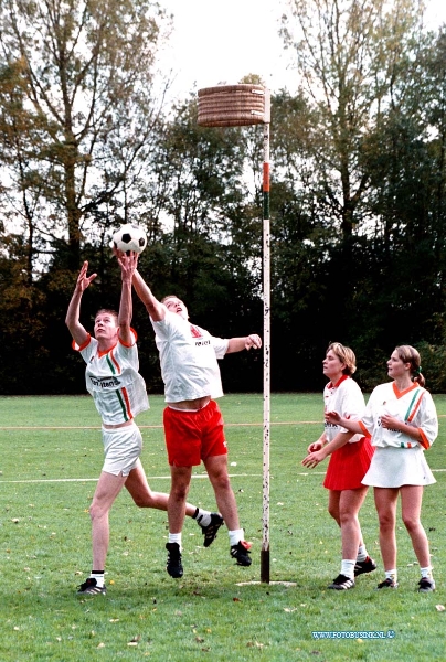 98101806.jpg - DE DORDTENAAR SPORT :DORDRECHT:KORFBAL:18-10-1998: KROFBAL WEDSTRIJDMERWICK TEGEN ZWEVERS.SPORTPARK AMSTELWIJK.Deze digitale foto blijft eigendom van FOTOPERSBURO BUSINK. Wij hanteren de voorwaarden van het N.V.F. en N.V.J. Gebruik van deze foto impliceert dat u bekend bent  en akkoord gaat met deze voorwaarden bij publicatie.EB/ETIENNE BUSINK