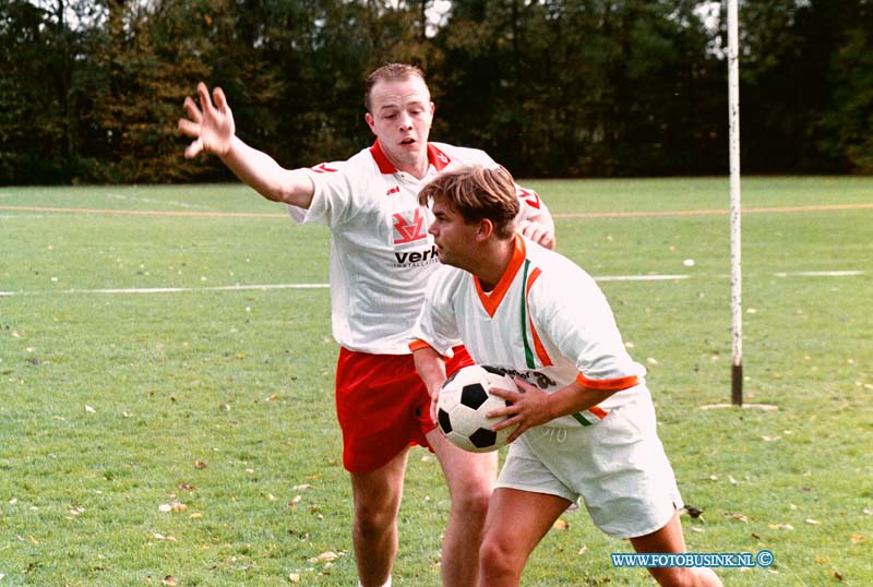 98101807.jpg - DE DORDTENAAR SPORT :DORDRECHT:KORFBAL:18-10-1998: KROFBAL WEDSTRIJDMERWICK TEGEN ZWEVERS.SPORTPARK AMSTELWIJK.Deze digitale foto blijft eigendom van FOTOPERSBURO BUSINK. Wij hanteren de voorwaarden van het N.V.F. en N.V.J. Gebruik van deze foto impliceert dat u bekend bent  en akkoord gaat met deze voorwaarden bij publicatie.EB/ETIENNE BUSINK