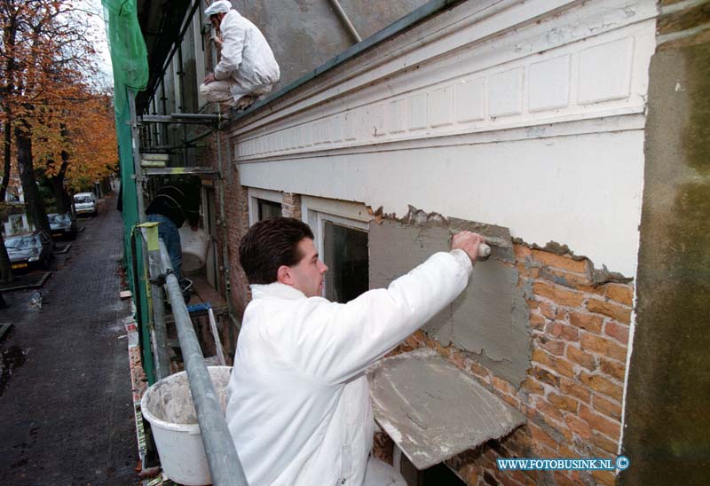 98102002.jpg - COBOUW:SCHOONHOVEN:20-10-1998:STUCADOOR DENNIS VAN REEST AAN HET WERK BIJ DE OUDE HAVEN PAND VAN HET RESTAURANT IN SCHOONHOVEN VOOR DE FRI,A DESTUC.Deze digitale foto blijft eigendom van FOTOPERSBURO BUSINK. Wij hanteren de voorwaarden van het N.V.F. en N.V.J. Gebruik van deze foto impliceert dat u bekend bent  en akkoord gaat met deze voorwaarden bij publicatie.FOTOPERSBURO BUSINK/DIRK HOL