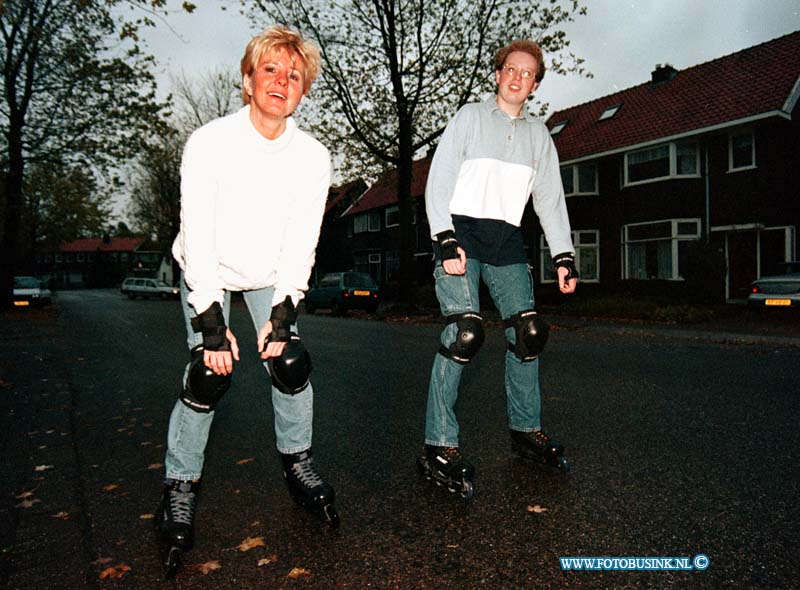 98102103.jpg - DE DORDTENAAR :DORDRECHT:21-10-1998:SKATERS LILAN MARTENS EN JOSE DEN OUDEN STEVENSWEG DUBBELDAM AAN HET SKATEN.Deze digitale foto blijft eigendom van FOTOPERSBURO BUSINK. Wij hanteren de voorwaarden van het N.V.F. en N.V.J. Gebruik van deze foto impliceert dat u bekend bent  en akkoord gaat met deze voorwaarden bij publicatie.EB/ETIENNE BUSINK