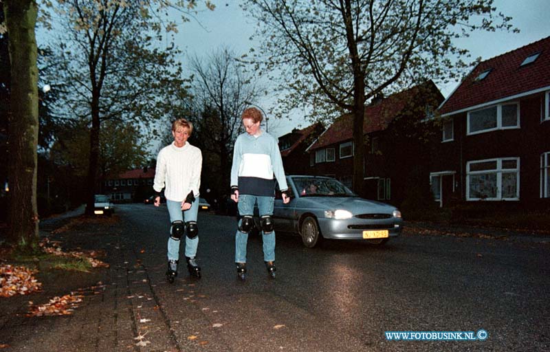 98102104.jpg - DE DORDTENAAR :DORDRECHT:21-10-1998:SKATERS LILAN MARTENS EN JOSE DEN OUDEN STEVENSWEG DUBBELDAM AAN HET SKATEN.Deze digitale foto blijft eigendom van FOTOPERSBURO BUSINK. Wij hanteren de voorwaarden van het N.V.F. en N.V.J. Gebruik van deze foto impliceert dat u bekend bent  en akkoord gaat met deze voorwaarden bij publicatie.EB/ETIENNE BUSINK