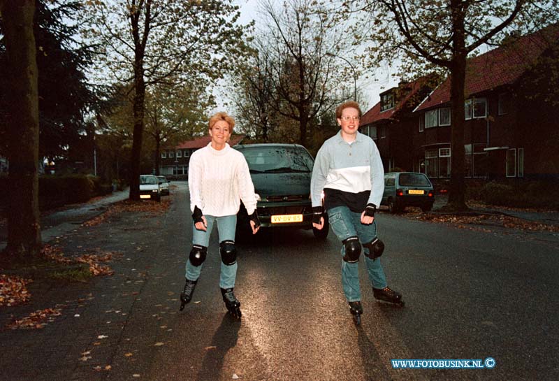 98102105.jpg - DE DORDTENAAR :DORDRECHT:21-10-1998:SKATERS LILAN MARTENS EN JOSE DEN OUDEN STEVENSWEG DUBBELDAM AAN HET SKATEN.Deze digitale foto blijft eigendom van FOTOPERSBURO BUSINK. Wij hanteren de voorwaarden van het N.V.F. en N.V.J. Gebruik van deze foto impliceert dat u bekend bent  en akkoord gaat met deze voorwaarden bij publicatie.EB/ETIENNE BUSINK