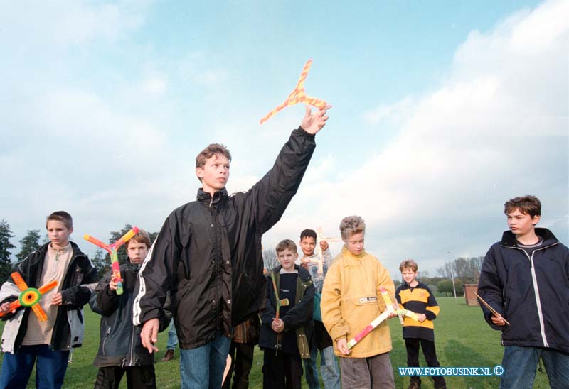 98102201.jpg - DE DORDTENAAR :DORDRECHT:22-10-1998:BOEMERANG GOOIEN MET CURSISTEN  VAN DE BERCKEPOORTOP SPORTPARK JAGER EN WIND HONDENPOLDER.Deze digitale foto blijft eigendom van FOTOPERSBURO BUSINK. Wij hanteren de voorwaarden van het N.V.F. en N.V.J. Gebruik van deze foto impliceert dat u bekend bent  en akkoord gaat met deze voorwaarden bij publicatie.EB/ETIENNE BUSINK