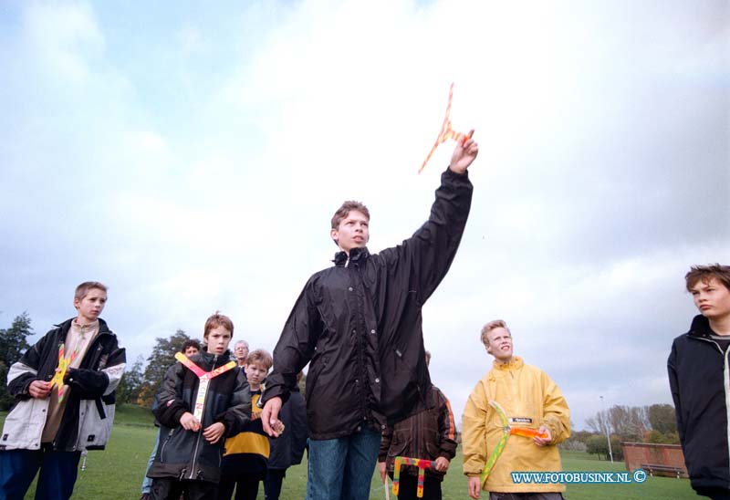 98102203.jpg - DE DORDTENAAR :DORDRECHT:22-10-1998:BOEMERANG GOOIEN MET CURSISTEN  VAN DE BERCKEPOORTOP SPORTPARK JAGER EN WIND HONDENPOLDER.Deze digitale foto blijft eigendom van FOTOPERSBURO BUSINK. Wij hanteren de voorwaarden van het N.V.F. en N.V.J. Gebruik van deze foto impliceert dat u bekend bent  en akkoord gaat met deze voorwaarden bij publicatie.EB/ETIENNE BUSINK