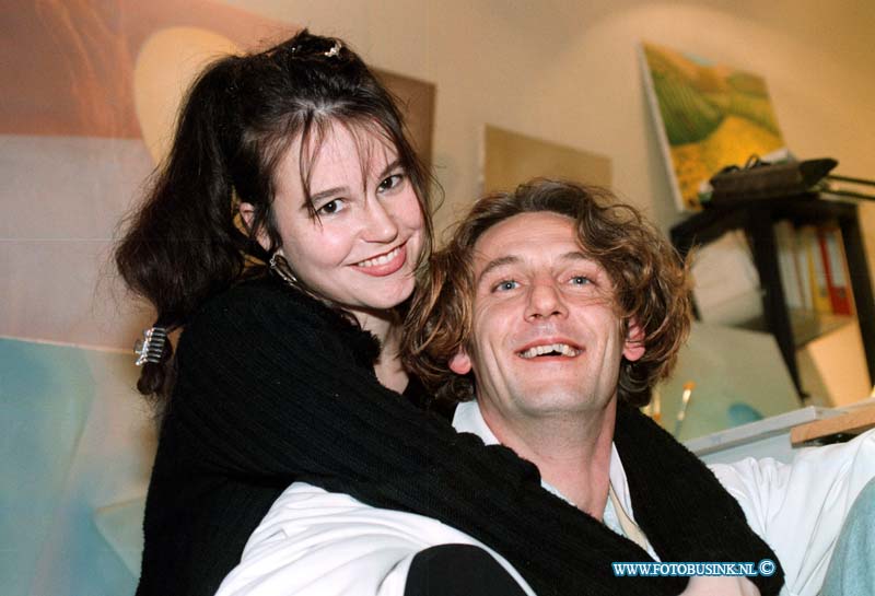 98102204.jpg - DE DORDTENAAR :ZWIJNDRECHT:22-10-1998:JANNETTE KWAKKELAAR EN MARCEL BAX GAAN 11 MAART  1999 TROUWEN EN HIJ NEEMT DE ACHTERNAAM VAN DE VROUW AAN. ANT VAN LEEUWENHOEKWQEG 2.Deze digitale foto blijft eigendom van FOTOPERSBURO BUSINK. Wij hanteren de voorwaarden van het N.V.F. en N.V.J. Gebruik van deze foto impliceert dat u bekend bent  en akkoord gaat met deze voorwaarden bij publicatie.EB/ETIENNE BUSINK