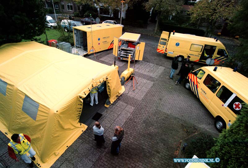 98102209.jpg - AMBULANCE DIENST ZHZ :ZWIJNDRECHT:22-10-1998:RAMPENBESTRIJDING VERSTREKT IN REGIO ZUID HOLLAND ZUID BIJ DE STANDPLAATS AMBULANCE ZWIJNDRECHT NAAST HET JACOBUS ZIEKENHUIS.Deze digitale foto blijft eigendom van FOTOPERSBURO BUSINK. Wij hanteren de voorwaarden van het N.V.F. en N.V.J. Gebruik van deze foto impliceert dat u bekend bent  en akkoord gaat met deze voorwaarden bij publicatie.EB/ETIENNE BUSINKDeze digitale foto blijft eigendom van FOTOPERSBURO BUSINK. Wij hanteren de voorwaarden van het N.V.F. en N.V.J. Gebruik van deze foto impliceert dat u bekend bent  en akkoord gaat met deze voorwaarden bij publicatie.EB/ETIENNE BUSINK