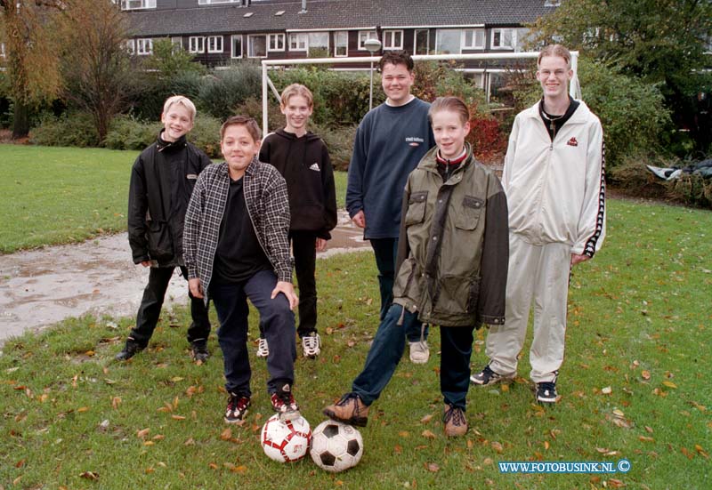 98102301.jpg - DE DORDTENAAR :ZWIJNDRECHT:23-10-1998:JEUGT ORGANIZEERD  VOETBAL TOERNOOI OP HET SPEELVELDJE OP HET LONDENSEPLEIN.Deze digitale foto blijft eigendom van FOTOPERSBURO BUSINK. Wij hanteren de voorwaarden van het N.V.F. en N.V.J. Gebruik van deze foto impliceert dat u bekend bent  en akkoord gaat met deze voorwaarden bij publicatie.EB/ETIENNE BUSINK