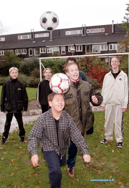 98102302.jpg - DE DORDTENAAR :ZWIJNDRECHT:23-10-1998:JEUGT ORGANIZEERD  VOETBAL TOERNOOI OP HET SPEELVELDJE OP HET LONDENSEPLEIN.Deze digitale foto blijft eigendom van FOTOPERSBURO BUSINK. Wij hanteren de voorwaarden van het N.V.F. en N.V.J. Gebruik van deze foto impliceert dat u bekend bent  en akkoord gaat met deze voorwaarden bij publicatie.EB/ETIENNE BUSINK