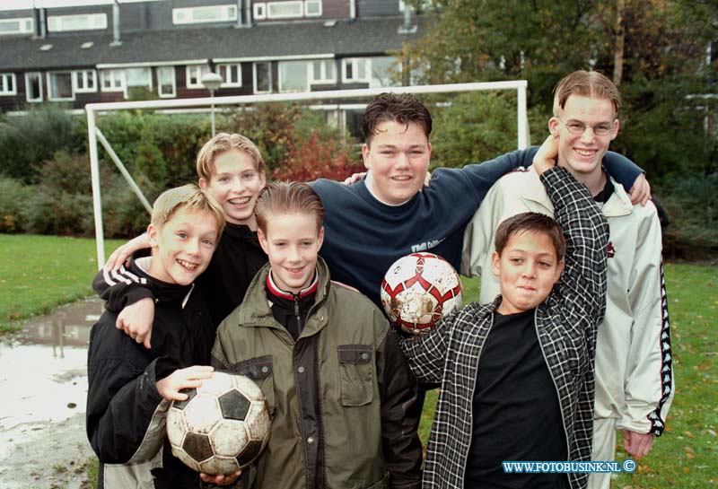 98102303.jpg - DE DORDTENAAR :ZWIJNDRECHT:23-10-1998:JEUGT ORGANIZEERD  VOETBAL TOERNOOI OP HET SPEELVELDJE OP HET LONDENSEPLEIN.Deze digitale foto blijft eigendom van FOTOPERSBURO BUSINK. Wij hanteren de voorwaarden van het N.V.F. en N.V.J. Gebruik van deze foto impliceert dat u bekend bent  en akkoord gaat met deze voorwaarden bij publicatie.EB/ETIENNE BUSINK