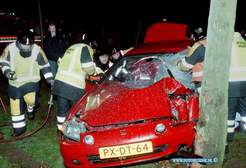 98102304.jpg - DE DORDTENAAR :H.I.AMBACHT:23-10-1998:ONGEVAL AUTO TEGEN EEN BOOM BESTUURDER BEKNELD EN MOEST UIT ZIJN WRAK BEVRIJDT WPRDEN DOOR DE BRANDWEER OP DE AVELINGEN TE H.I.A..Deze digitale foto blijft eigendom van FOTOPERSBURO BUSINK. Wij hanteren de voorwaarden van het N.V.F. en N.V.J. Gebruik van deze foto impliceert dat u bekend bent  en akkoord gaat met deze voorwaarden bij publicatie.EB/ETIENNE BUSINK